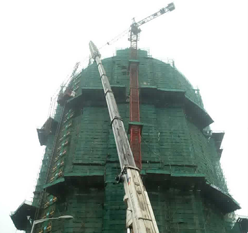 山海关吊车在工地上作业
